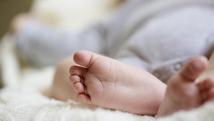 Ilustrasi Hernia Seperti Anak Rizky Billar dan Lesti Baby leg fingers. Shallow DOF. Developed from RAW; retouched with special care and attention; Small amount of grain added for best final impression. 16 bit Adobe RGB color profile.