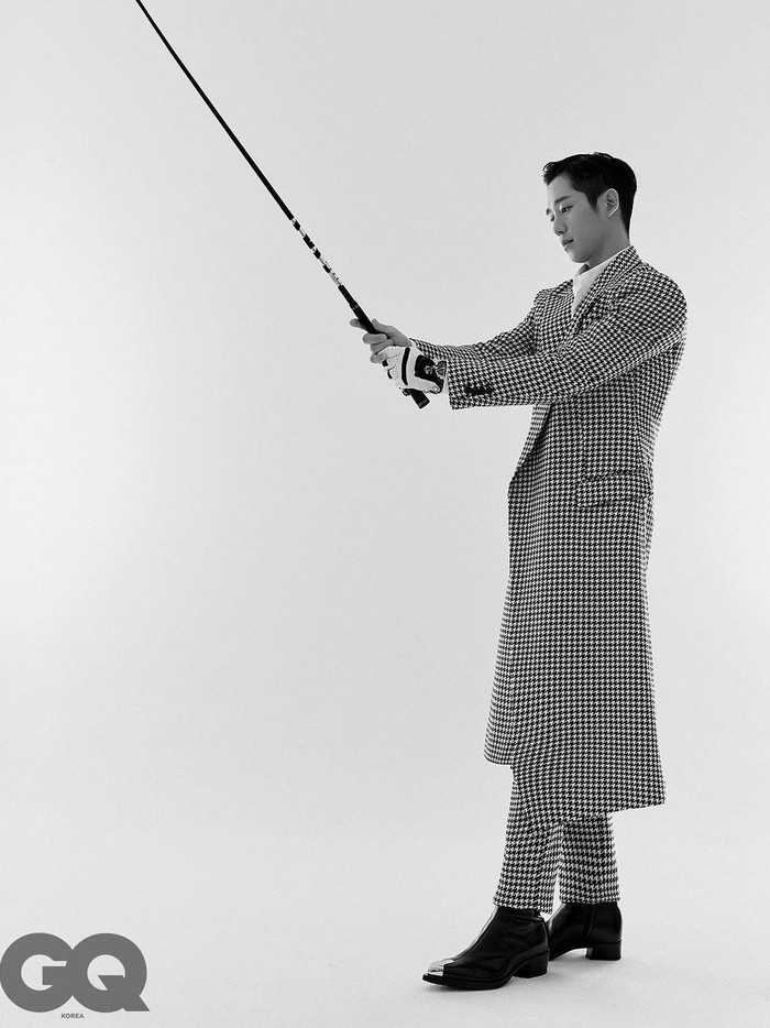 Di potret lainnya, ia tampil gagah dengan gaya formal, tak ketinggalan berpose menggunakan stick golf. Jung Hae In sudah terlihat seperti golfer profesional belum nih, Beauties?/ Foto: instagram.com/gq_korea