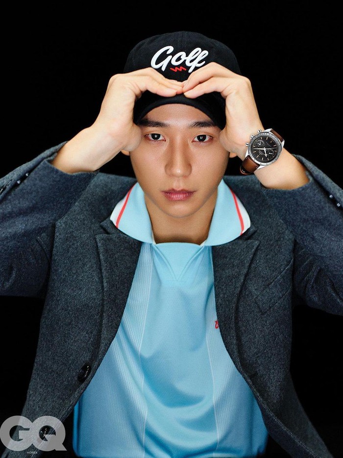 Kali ini, sang aktor tampil maskulin dengan gaya casual hingga semi formal. Tak ketinggalan, Jung Hae In juga mengenakan koleksi jam tangan dari Omega, Beauties./ Foto: instagram.com/gq_korea