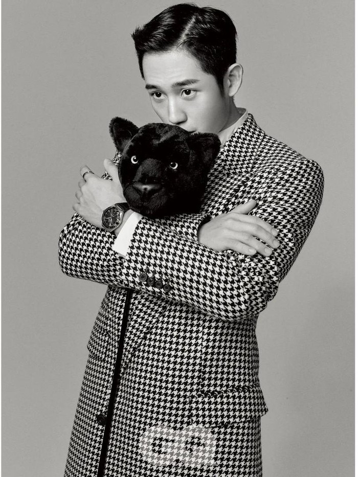 Masih dalam balutan outfit serupa, kali ini terdapat potret menggemaskan Jung Hae In yang tengah memeluk sebuah boneka. Dari beberapa gaya Jung Hae In di pemotretan bersama GQ Korea, kamu paling suka yang mana, nih?/ Foto: instagram.com/gq_korea