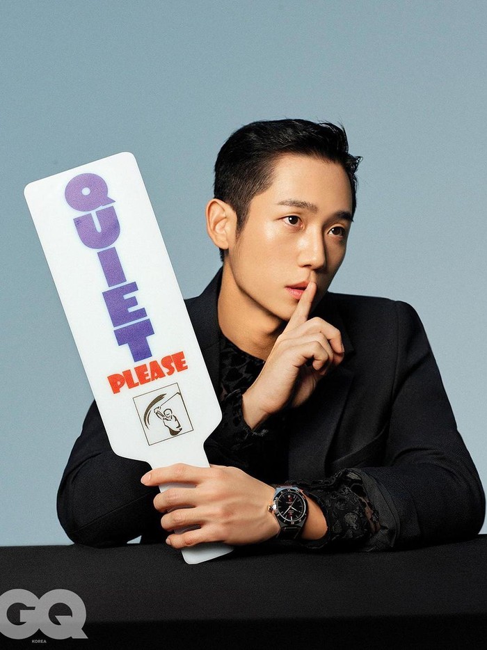 Baru-baru ini, GQ Korea membagikan potret Jung Hae In saat menjalani pemotretan bersama majalah tersebut, sekaligus bekerjasama dengan brand Omega./ Foto: instagram.com/gq_korea
