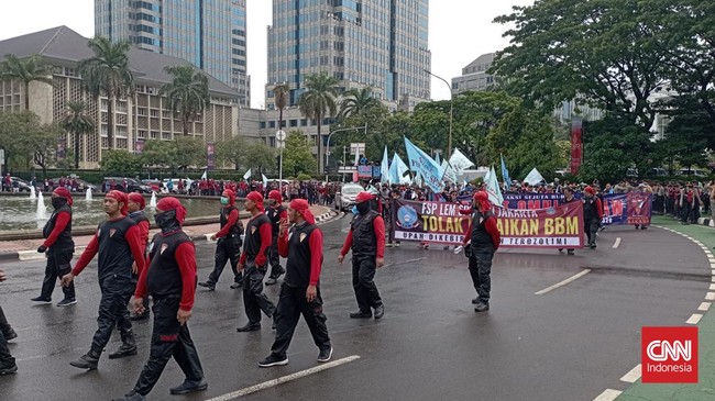 Massa buruh dari Gebrak berdemonstrasi di sekitar Patung Kuda, hari ini. Polisi menyebut sekitar 1.000 massa buruh turun dalam aksi ini.
