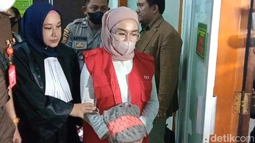 Medina Zein Nangis Rindu Anak Saat Baca Pledoi di Persidangan