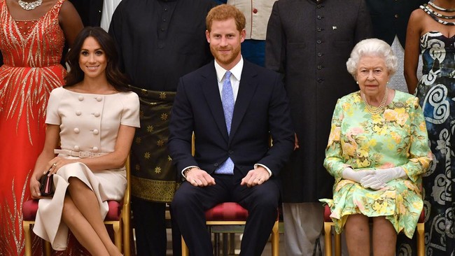 Mendiang Ratu Elizabeth Disebut Sadar Harry Cinta Berlebih ke Meghan Dalam buku biografi Ratu Elizabeth, sang mendiang ratu disebut sangat senang ketika Harry mengatakan akan menikah dengan Meghan Markle.