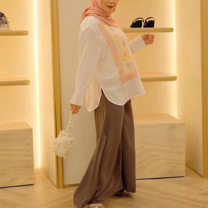 <p>Melalui laman istagramnya, Sheza Idris juga sering mengunggah berbagai tampilan dengan outfit yang modis meskipun sedang hamil besar. (Foto: Instagram/shezaidris)</p>