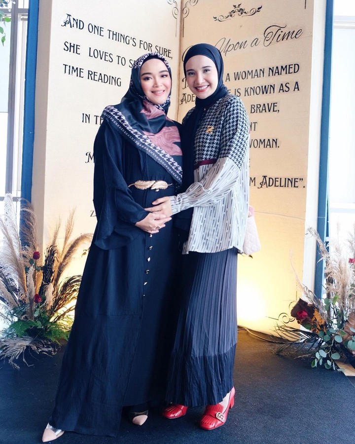 Aktris Sheza Idris tengah hamil anak kedua bersama suaminya Surya Ibrahim. Sheza mengakui di kehamilan kedua ini, bayinya sangatlah aktif. Intip potretnya yuk.