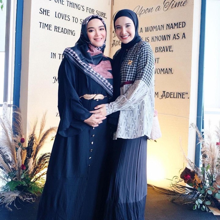 <p>Meski sudah tidak aktif di dunia peran, Sheza Indris masih sering mengunjungi acara fashion bersama teman-teman artisnya. (Foto: Instagram/shezaidris)</p>
