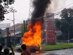 Mobil Bawa Banyak Jeriken Terbakar Usai Isi Bensin di SPBU Bogor