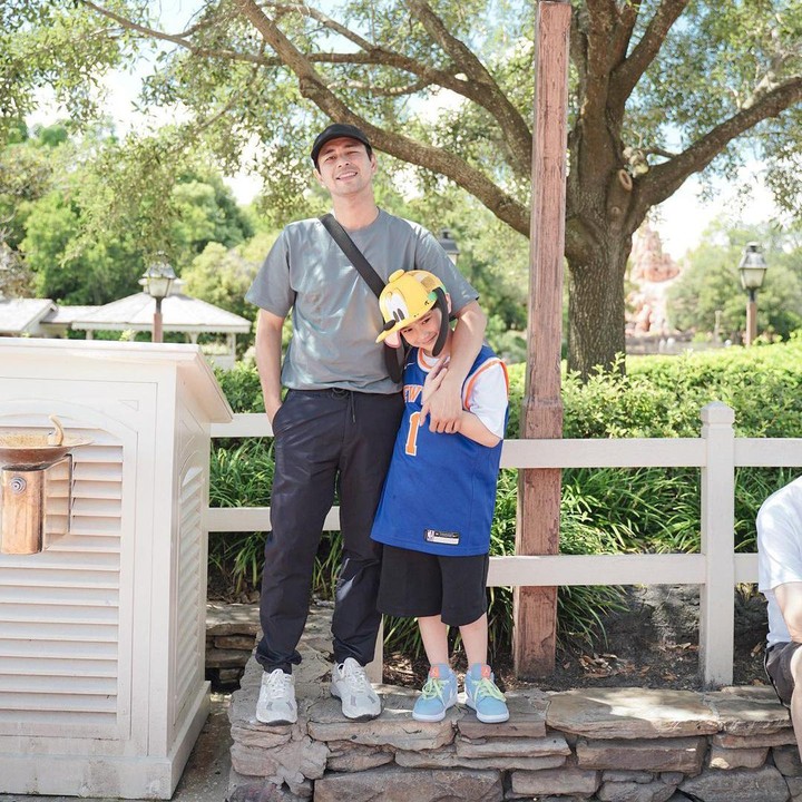 <p>Raffi Ahmad juga tidak mau ketinggalan. Ia mengajak putra sulungnya itu foto bersama di Disneyland. (Foto: Instagram @raffinagita1717)</p>