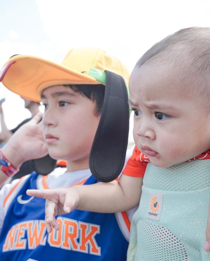 Nagita Slavina dan Raffi Ahmad bersama Rayyanza Cipung dan Rafathar