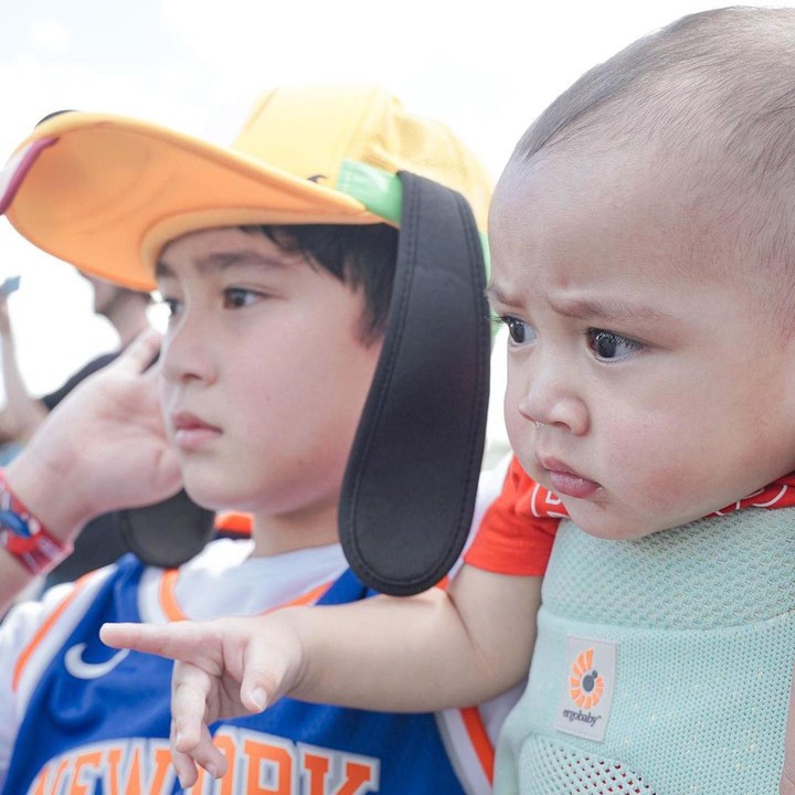 <p>Rafathar dan Cipung juga sangat menikmati liburan mereka. Keduanya terlihat terpaku melihat suasana di sekitar ketika jalan-jalan ke Disneyland. (Foto: Instagram @raffinagita1717)</p>