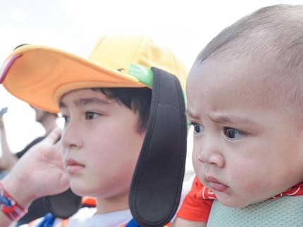 7 Potret Rayyanza Cipung dan Rafathar Jalan-jalan di Disneyland