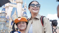 <p>Nagita Slavina yang tampil kece mengenakan&nbsp;<em>sunglasses</em>&nbsp;juga mengajak si sulung berpose di depan Disney Castle, nih. (Foto: Instagram @raffinagita1717)</p>
