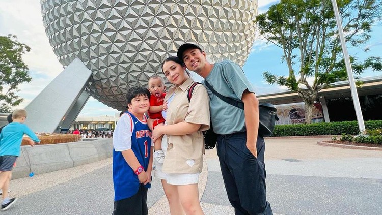 Nagita Slavina dan Raffi Ahmad bersama Rayyanza Cipung dan Rafathar