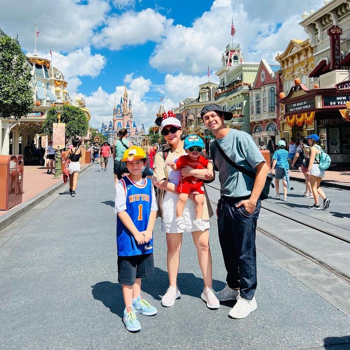<p>Raffi Ahmad dan Nagita Slavina berkesempatan mengajak anak-anaknya bermain ke Disneyland Orlando, Florida. (Foto: Instagram @raffinagita1717)</p>