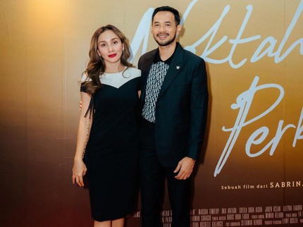Sweet! Romantisnya Oka Antara Beri Kejutan untuk Istri di Anniversary ke-10