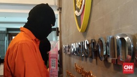 Pasangan Mesum Berpakaian Adat Bali Minta Maaf Usai Ditangkap Polisi