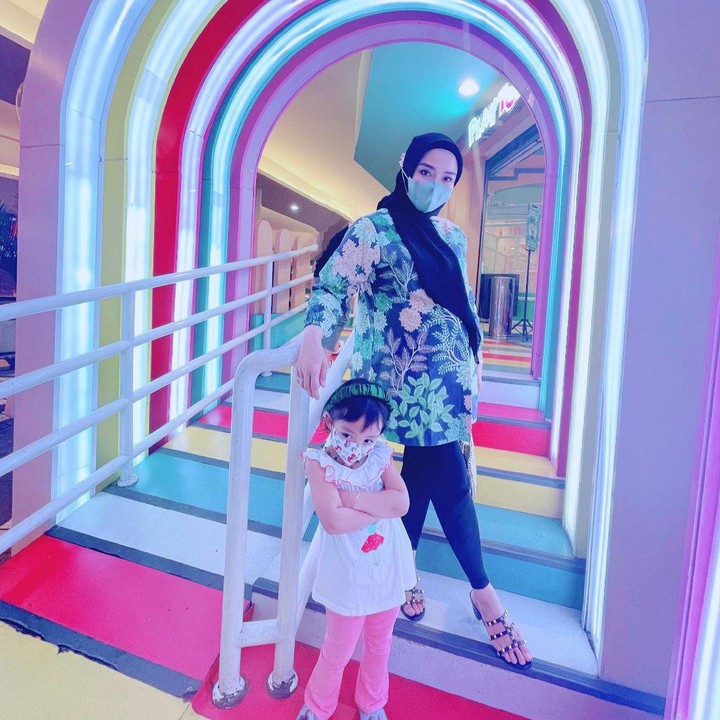 <p>Sheza Idris tengah menjalani kehamilan keduanya nih Bunda. Sheza Idris menikah dengan Surya Ibrahim pada 2017. Pada 2019 mereka dikaruniai anak pertama berjenis kelamin perempuan yang diberi nama Adreena Aisyah. (Foto: Instagram/shezaidris)</p>