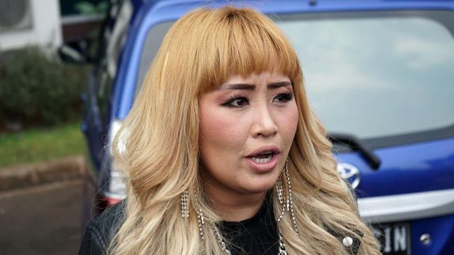 Pinkan Mambo mengakui dirinya "tidak mempunyai teman", terutama dari dunia hiburan.