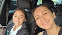 <p>Donna Agnesia juga mengatakan mengantar anak merupakan tugas dari seorang Bunda. Saat mengantar sang putri, Donna terlihat tampil <em>flawless</em> dengan <em>makeup</em> tipis, nih. (Foto: Instagram: @dagnesia)</p>