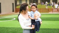 <p>Shandy Aulia juga selalu menjemput sang anak sekolah. Bunda satu anak ini pun tampil <em>sporty</em> dengan pakaian <em>pilates</em>-nya. (Foto: Instagram: @shandyaulia)</p>