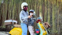 <p>Berbeda dari orang tua lainnya, Dian Ayu justru mengantar sang anak sekolah dengan motor, lho. Casual banget ya, Bunda! (Foto: Instagram: @dianayulestari)</p>