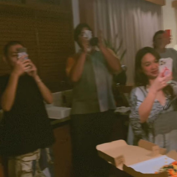 <p>Demas menghadirkan teman-teman Eva dan memberikannya kue ulang tahun dengan lilin angka 30 di atasnya. Tak hanya itu, seluruh orang yang ada di ruangan pun menyanyikan lagu 'Selamat Ulang Tahun' untuk wanita kelahiran 1992 ini. (Foto: Instagram: @demasnarawangsa)</p>