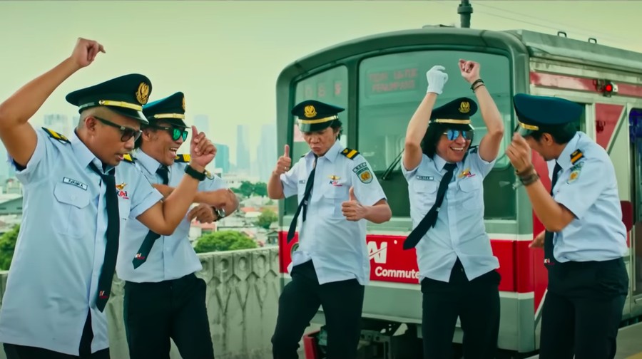 PT KAI Commuter Indonesia (KCI) menggandeng band Slank untuk mengajak publik menggunakan kereta rel listrik (KRL). (Screenshot IG @commuterline) PT KAI Commuter Indonesia (KCI) menggandeng band Slank untuk mengajak publik menggunakan kereta rel listrik (KRL). (Screenshot IG @commuterline)