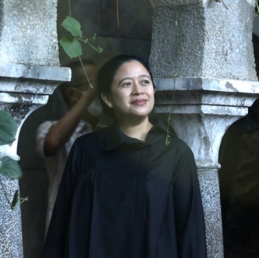 Puan Maharani Kok Cemberut Saat Bagikan Kaus ke Warga, Ada Apa Nih?