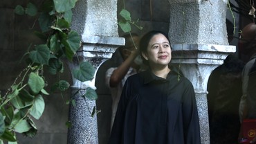 Puan Maharani Kok Cemberut Saat Bagikan Kaus ke Warga, Ada Apa Nih?