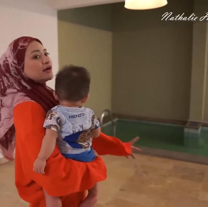 <p>Rumah yang cukup luas ini juga dilengkapi dengan kolam renang <em>indoor, </em>lho, Bunda. Rumah dengan kolam renang adalah impian Nathalie. Karena itu, ia berusaha mewujudkannya demi sang anak. (Foto: YouTube NATHALIE HOLSCHER)</p>