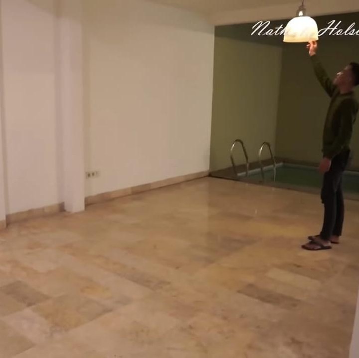<p>Dirasa terlalu besar untuk berdua, Nathalie mengajak karyawannya untuk sering-sering berkunjung dan menginap. (Foto: YouTube NATHALIE HOLSCHER)</p>