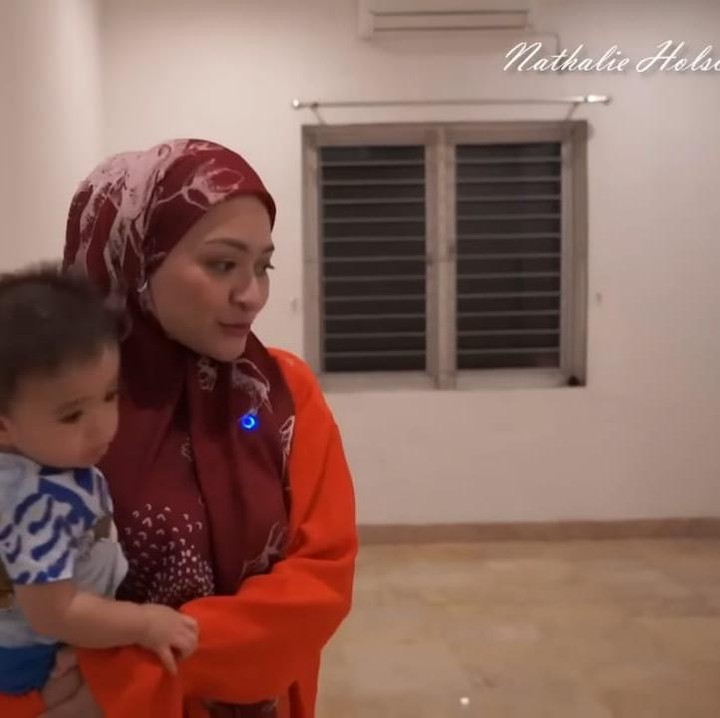 <p>Rumah dua tingkat ini memiliki 3 kamar yang cukup luas dilengkapi juga dengan kamar mandi di setiap kamarnya. Meski masih kosong, Nathalie sudah punya banyak rencana untuk mengisi rumah ini. (Foto: YouTube NATHALIE HOLSCHER)</p>