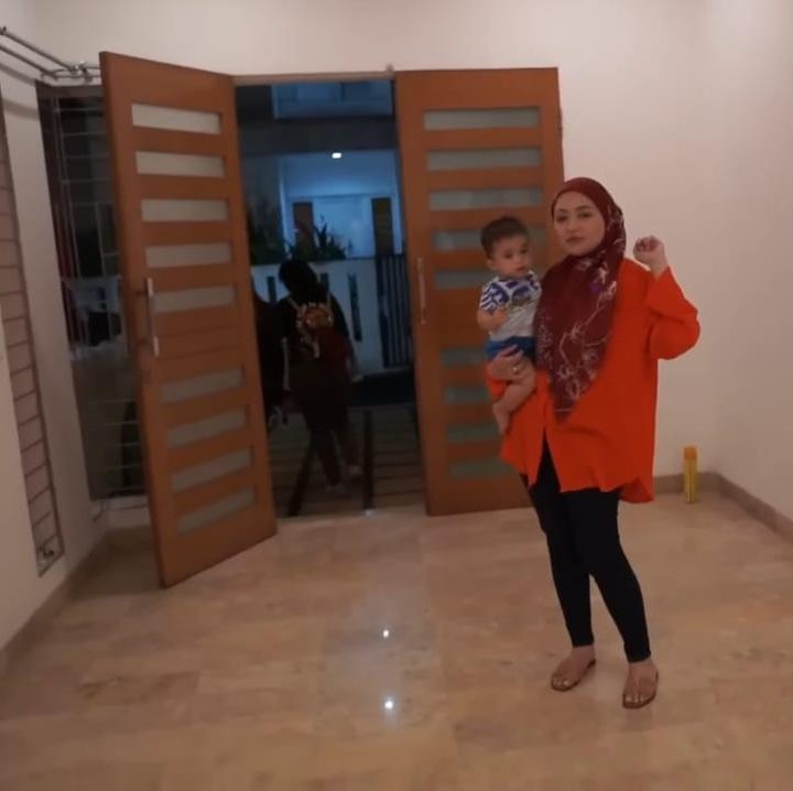 <p>Artis cantik sekaligus ibu satu anak, Nathalie Holscher membagikan momennya ketika berkunjung ke rumah barunya untuk Si Kecil Adzam. Rumah ini ia beli dari hasil kerja kerasnya, Bunda. (Foto: YouTube NATHALIE HOLSCHER)</p>