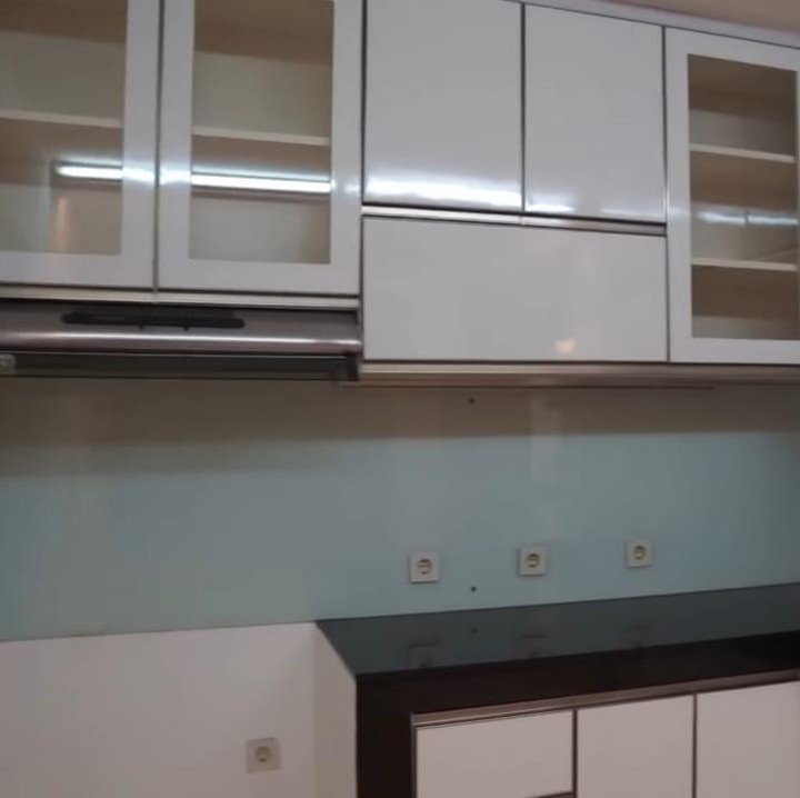 <p>Rumah baru Nathalie Holscher untuk Adzam juga dilengkapi sebuah dapur sederhana yang dilengkapi dengan kitchen set bernuansa putih. (Foto: YouTube NATHALIE HOLSCHER)</p>