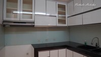 <p>Rumah baru Nathalie Holscher untuk Adzam juga dilengkapi sebuah dapur sederhana yang dilengkapi dengan kitchen set bernuansa putih. (Foto: YouTube NATHALIE HOLSCHER)</p>