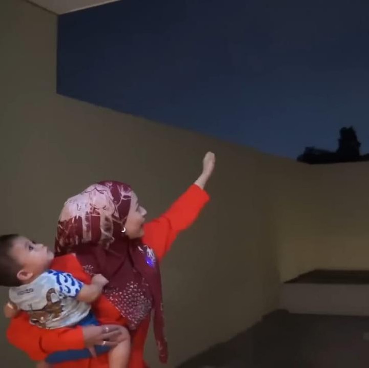 <p>Tepat di depan kamar utama yang akan jadi kamar Nathalie, terdapat sebuah area terbuka yang cukup luas. Ia berencana 'menyulap' area tersebut jadi mini playground untuk Si Kecil Adzam. Wah, nanti kita tunggu updatenya kalau sudah jadi ya, Bunda! (Foto: YouTube NATHALIE HOLSCHER)</p>