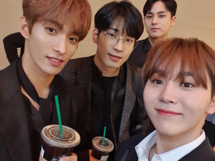 Member SEVENTEEN yang tengah mengonsumsi ice americano