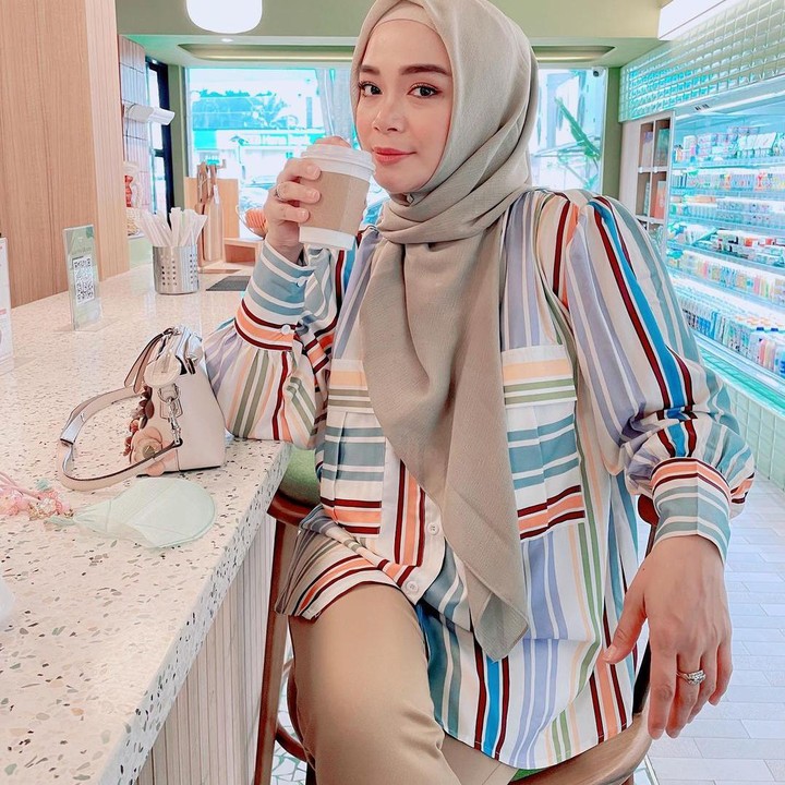 <p>Setelah menikah, Sheza mulai menarik diri dari dunia hiburan. Rumah tangga Sheza dan sang suami Surya Ibrahim juga terlihat harmonis dan jauh dari gosip miring. (Foto: Instagram/shezaidris)</p>