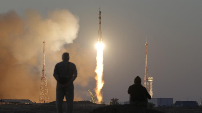 Rusia bakal mengirim 'jemputan' ke Stasiun Antariksa Internasional (ISS) untuk menyelamatkan tiga astronaut di wahana Soyuz, pekan ini.
