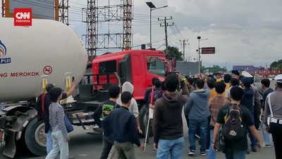 VIDEO: Massa Hentikan Truk Pertamina Saat Demo BBM Makassar
