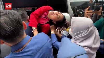 VIDEO: Momen Hasnaeni 'Wanita Emas' Histeris Dibawa ke Rutan Kejagung