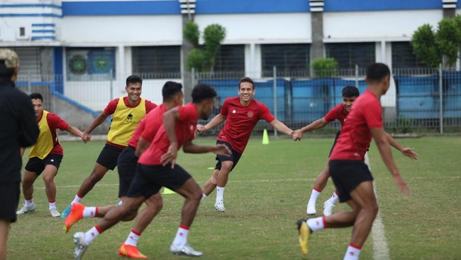 Bek Timnas Indonesia Elkan Baggott mengungkapkan pesan penting yang diberikan Shin Tae Yong jelang melawan Curacao usai latihan perdana di Stadion GBLA.