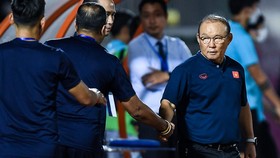 Haru Park Hang Seo Peluk Istri di Pinggir Jalan Usai Keok di Piala AFF
