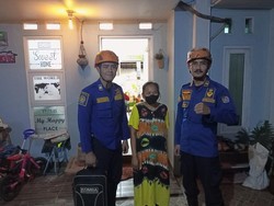 Warga Depok Lapor ke Damkar gegara Jari Kaki Terjepit di Kursi