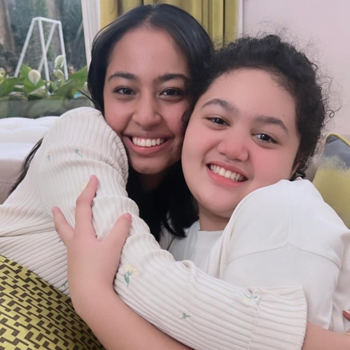 <p>Noor Athalia juga sangat akrab dengan adik sambungnya, lho. Intip saja potret manisnya dengan Amora, Bun. (Foto: Instagram @krisdayantilemos)</p>