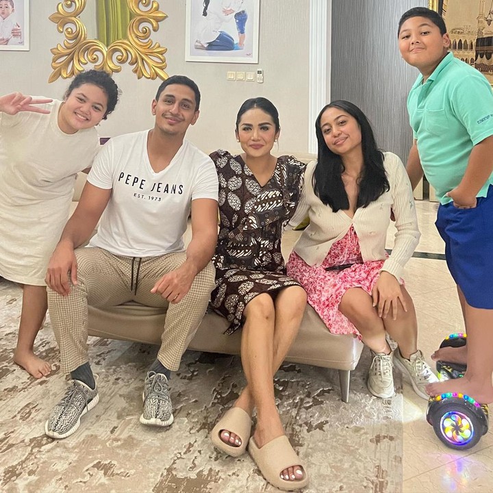 <p>Raul Lemos dikaruniai 4 anak dari Shechah Sagran. Dua di antaranya adalah Dillah Daesslow dan Noor Athalia, Bunda. (Foto: Instagram @krisdayantilemos)</p>