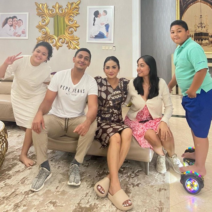 <p>Krisdayanti baru-baru ini berjumpa dengan anak sambungnya. Mereka adalah putra dan putri Raul Lemos dari pernikahan sebelumnya. (Foto: Instagram @krisdayantilemos)</p>