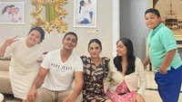 <p>Krisdayanti baru-baru ini berjumpa dengan anak sambungnya. Mereka adalah putra dan putri Raul Lemos dari pernikahan sebelumnya. (Foto: Instagram @krisdayantilemos)</p>