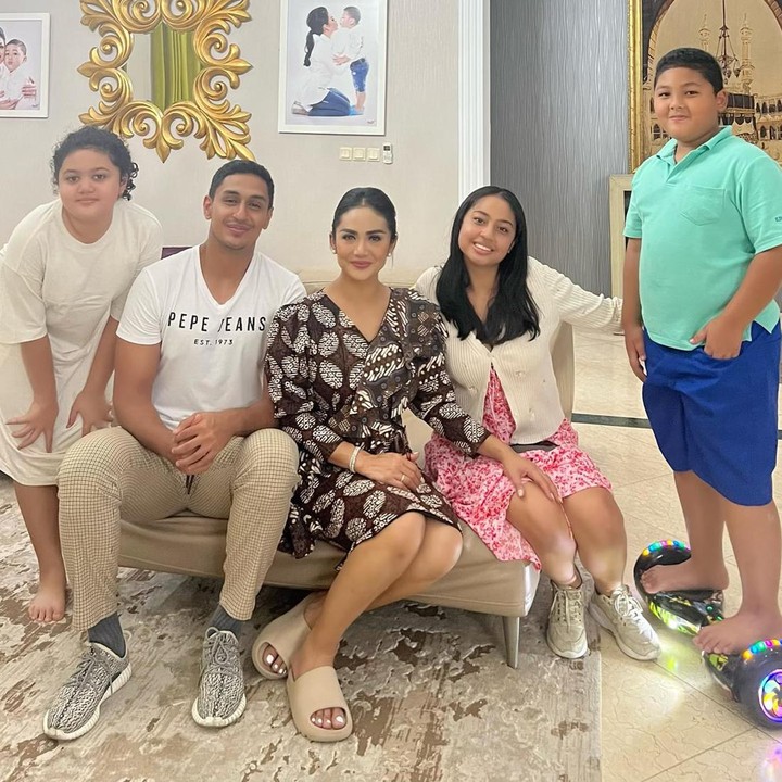 <p>Kedua anak sambung Krisdayanti kini sama-sama sudah beranjak dewasa, lho. Saat ini mereka tengah menempuh pendidikan di Portugal. (Foto: Instagram @krisdayantilemos)</p>